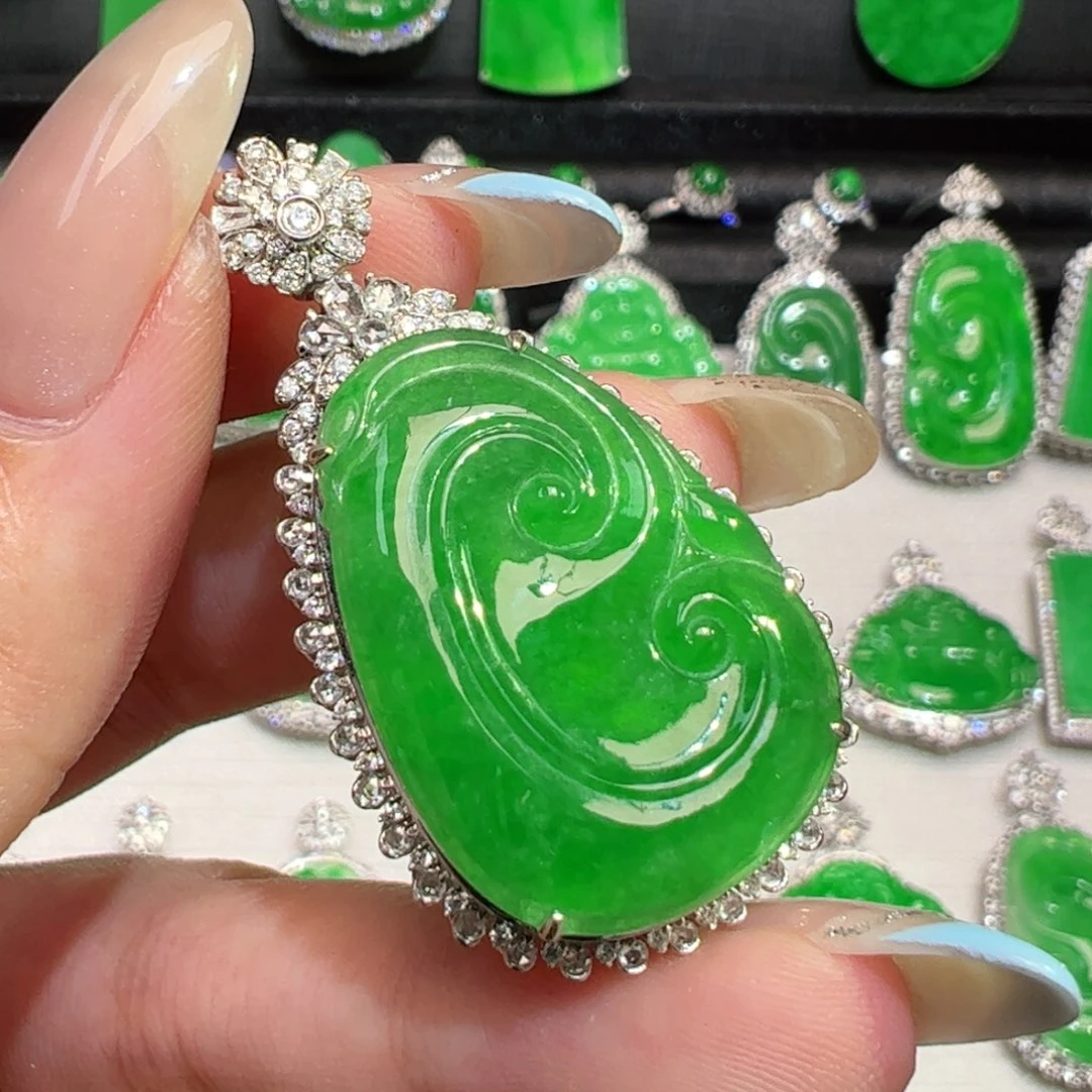 颈饰18K金镶嵌翡翠