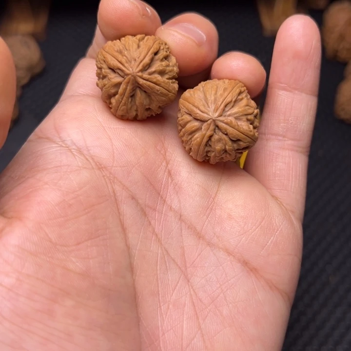 文玩核桃吊坠四棱