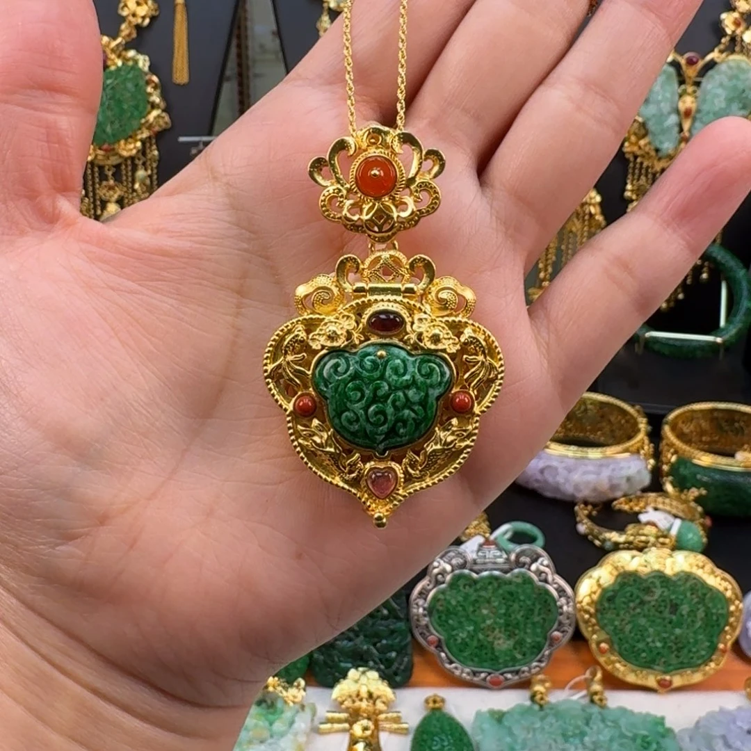 翡翠银S925镀金镶嵌颈饰嘎乌盒 炸价