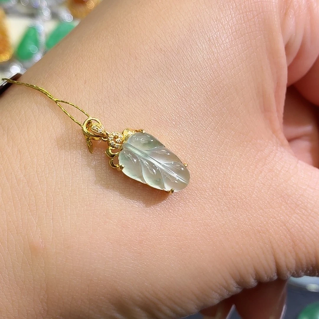 翡翠18K金镶嵌颈饰