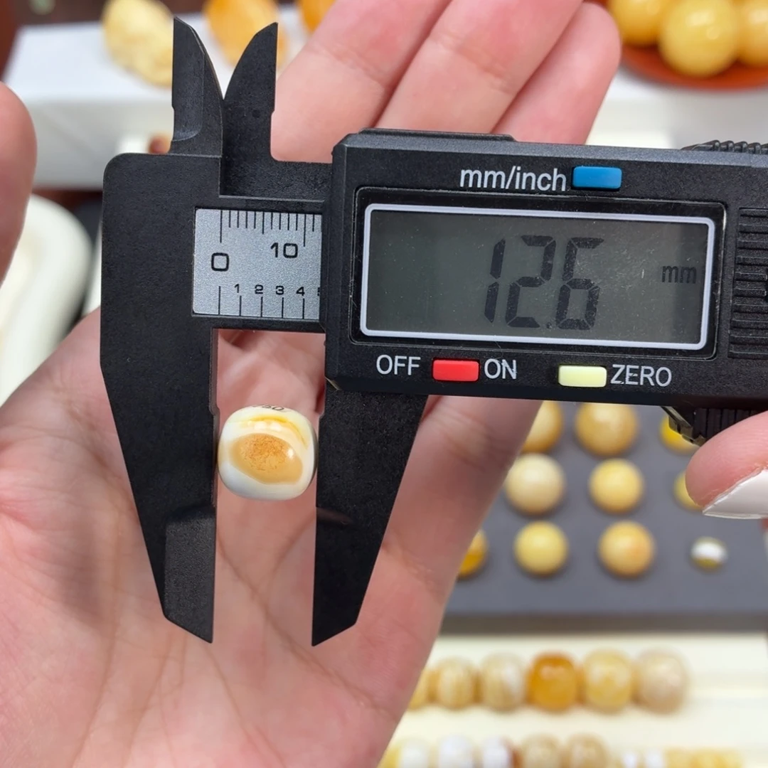 琥珀未镶嵌珠宝奇石乌料沁色奶瓷白老型12.6mm