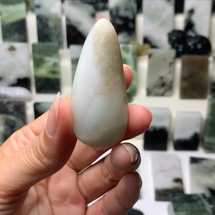 独山玉未镶嵌颈饰