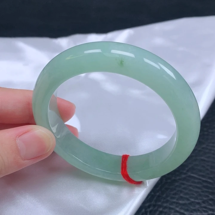 翡翠手镯未镶嵌。