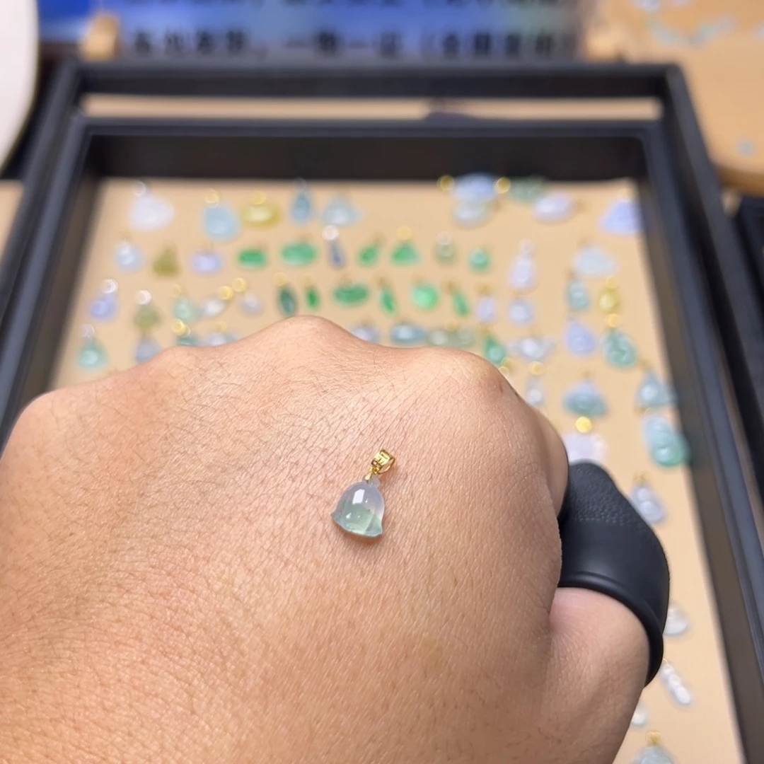 翡翠18K金镶嵌颈饰莲蓬