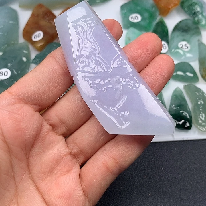 艾***特翡翠未镶嵌颈饰随型