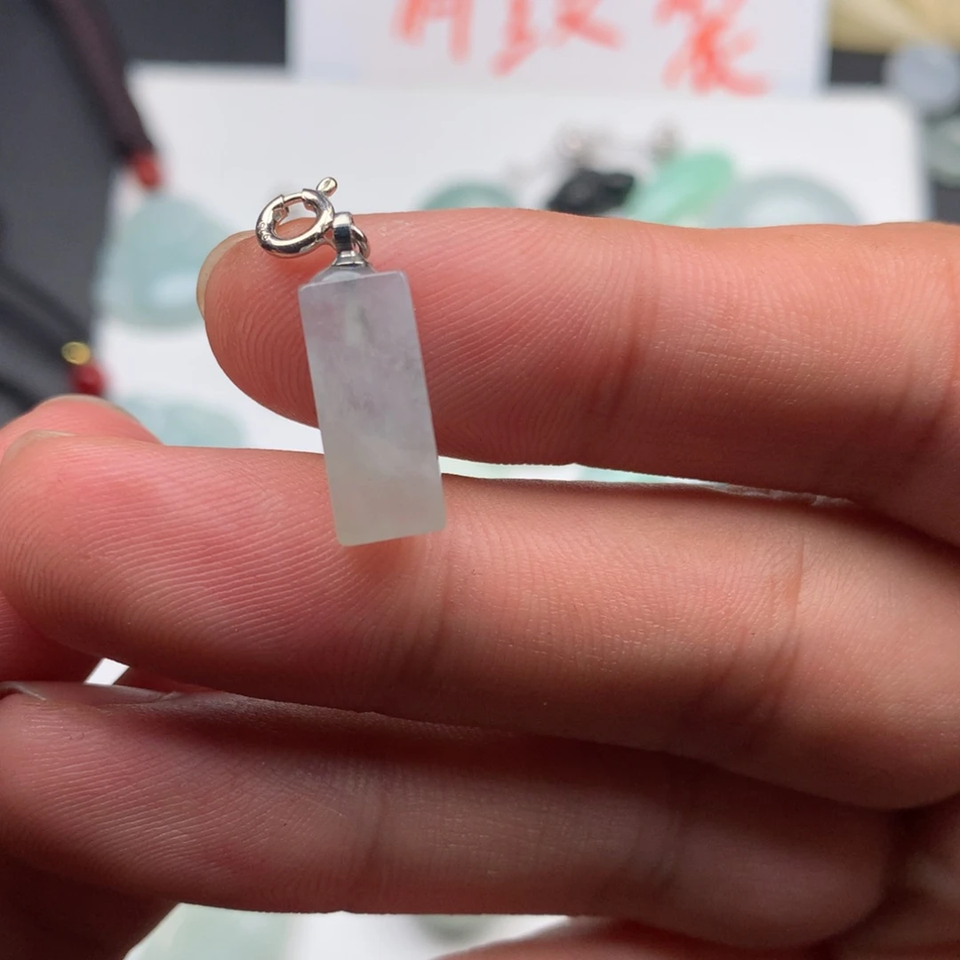 翡翠颈饰未镶嵌不***云