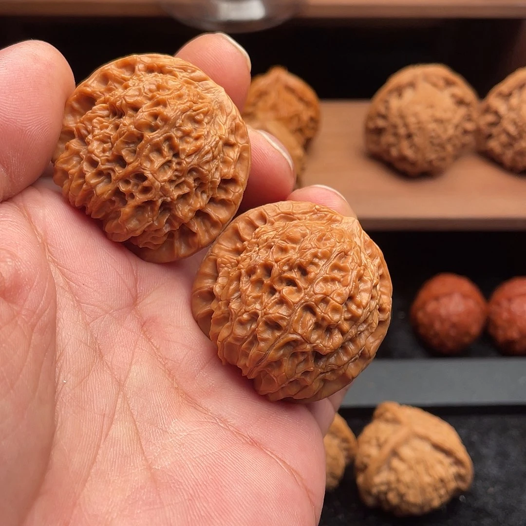 文玩核桃吊坠血麒麟