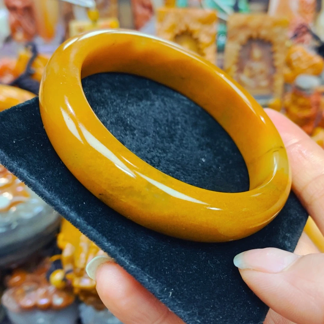 未镶嵌石英质玉（黄龙玉）颈饰