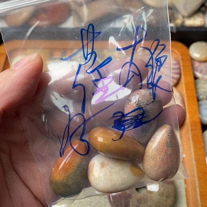 硅化玉颈饰足金镶嵌蕉****