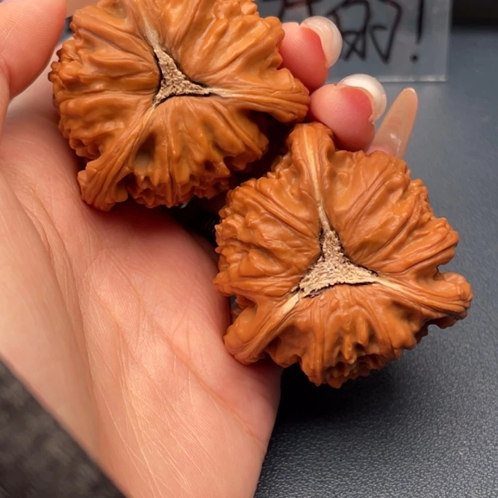 皛***文玩核桃吊坠白狮子