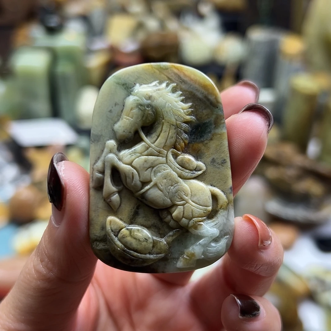 岫玉未镶嵌颈饰花玉马上有钱