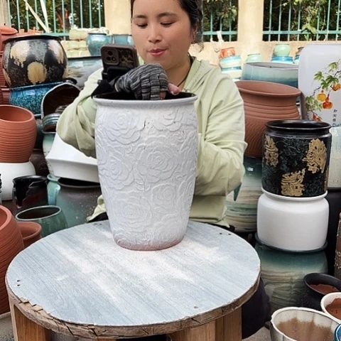 20口30高瑕疵一个盆子。