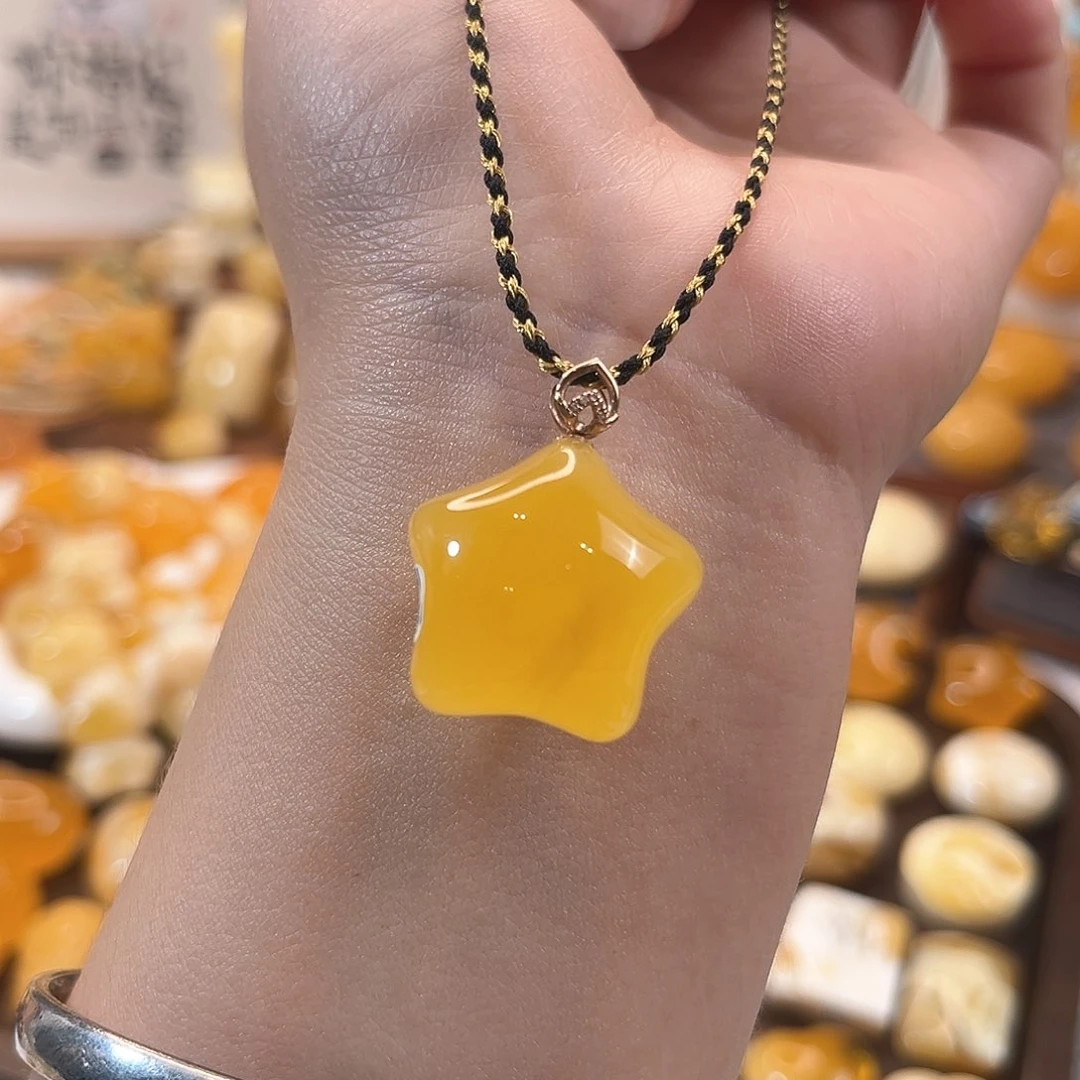 琥珀颈饰18K金镶嵌焦皮星星可爱饱满鸡油黄蜜蜡吊坠