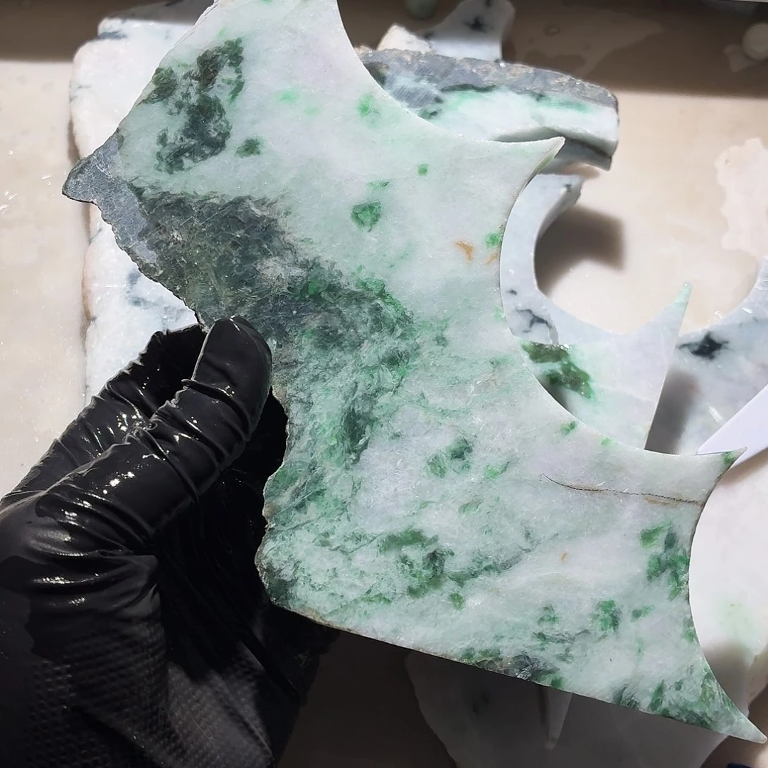 翡翠未镶嵌颈饰边角料