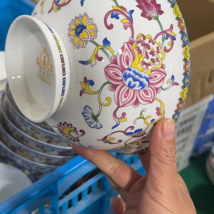 瓷片珐琅彩六寸面碗两个瑕疵明显