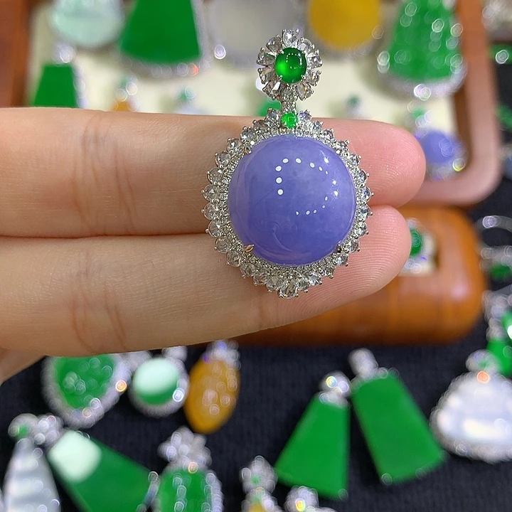 翡翠18K金镶嵌颈饰蛋面