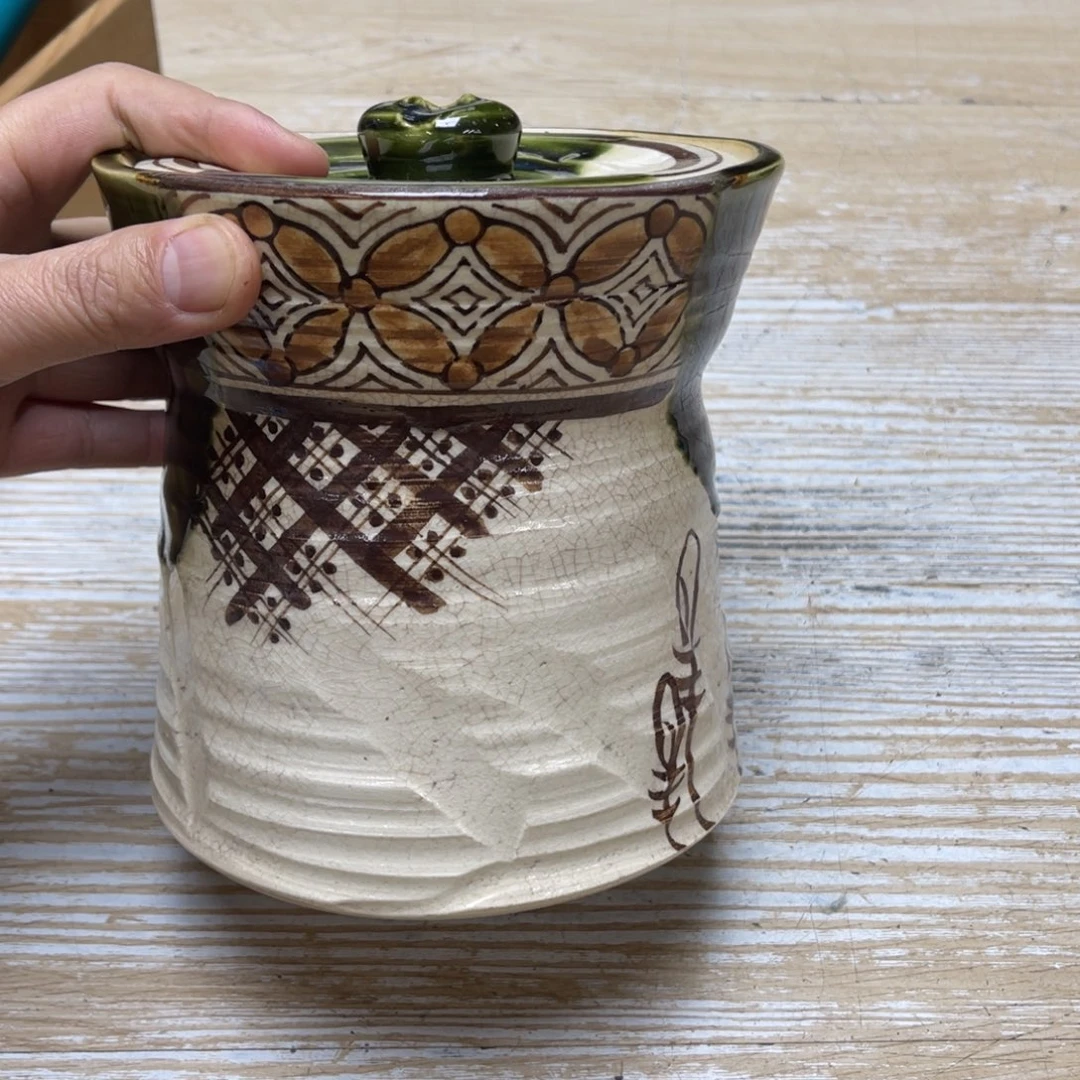 瓷片密密麻麻地排列着一个大