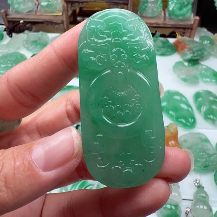 颈饰未镶嵌石英质玉