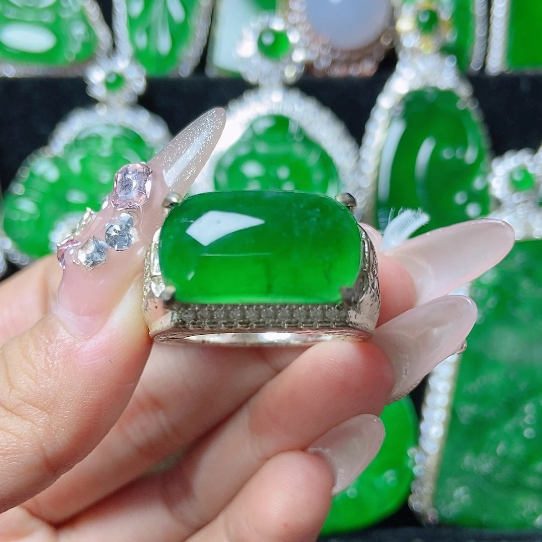 颈饰未镶嵌翡翠