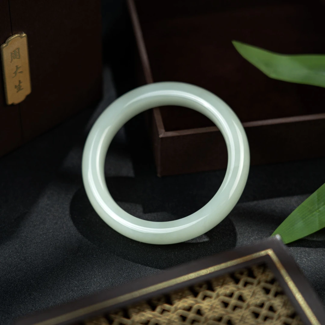 周大生【青釉】 天然和田玉晴白手镯圈口可选 多样性发货 Z0SZ024