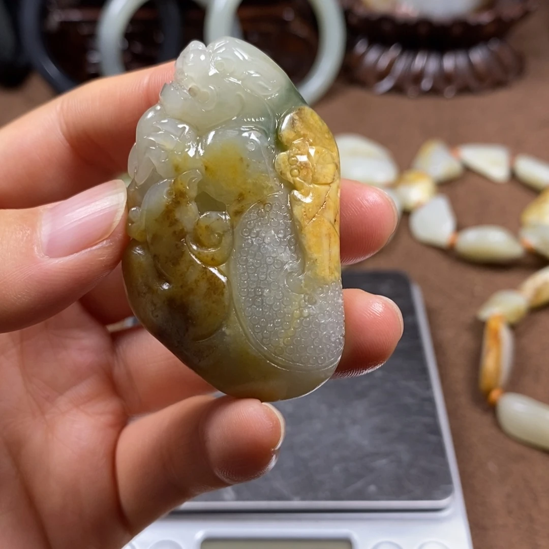 和田玉未镶嵌把件