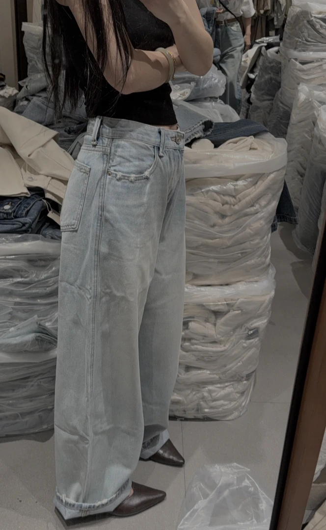 浅蓝色男友裤牛仔裤