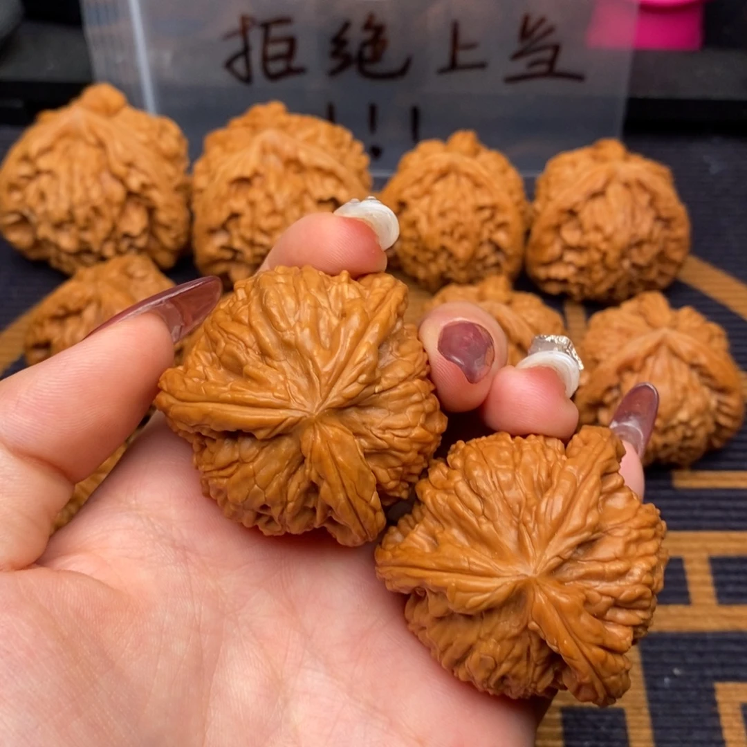 知***道文玩核桃吊坠白狮子