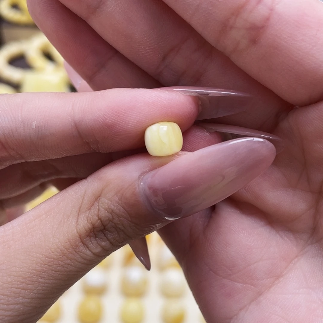 琥珀未镶嵌裸石7.5*6.6mm