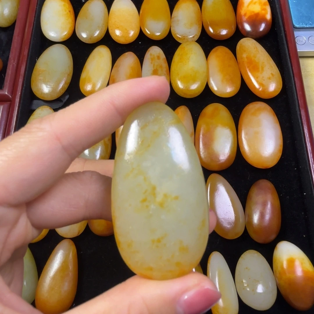 何***意和田玉未镶嵌颈饰