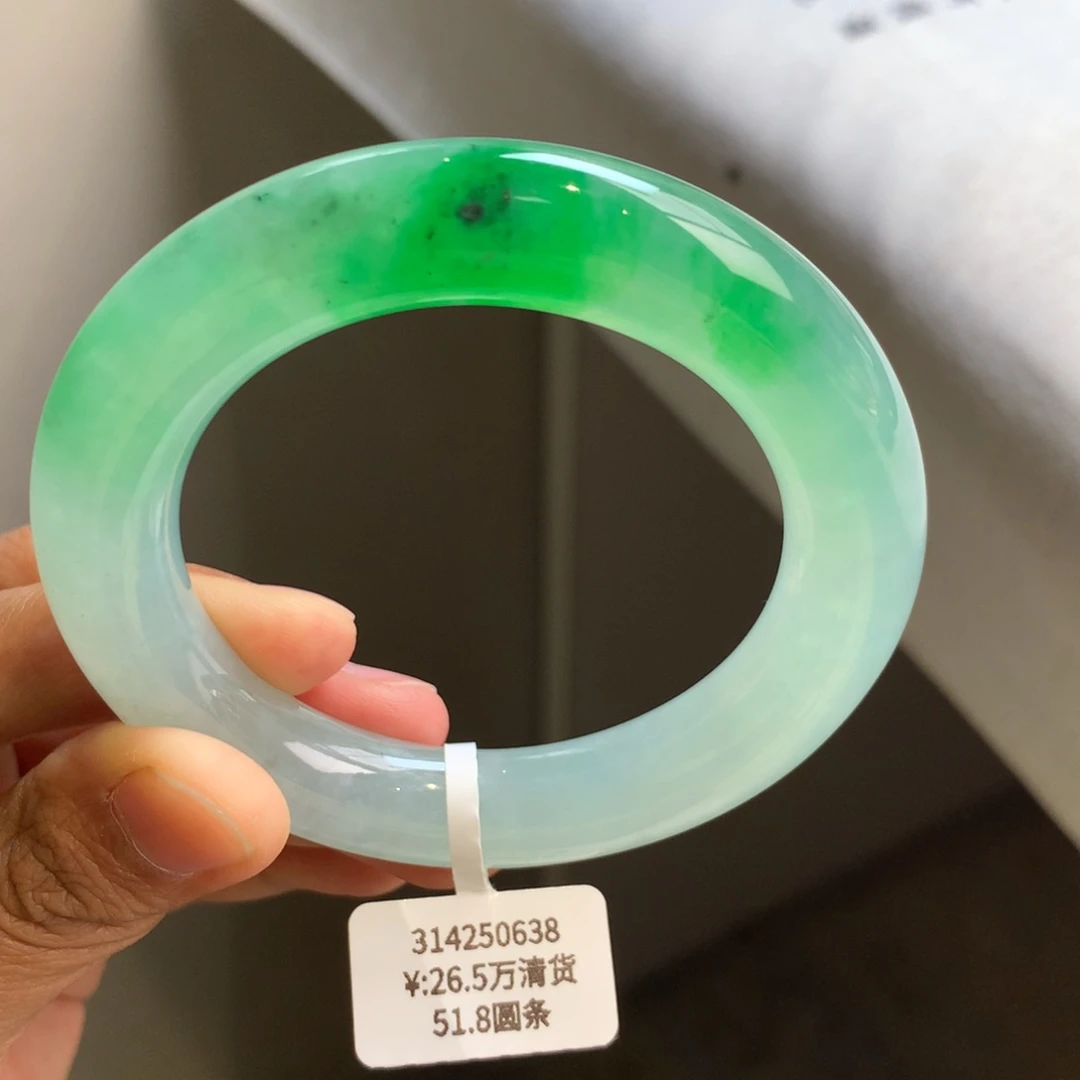 翡翠手镯未镶嵌冰绿圆条