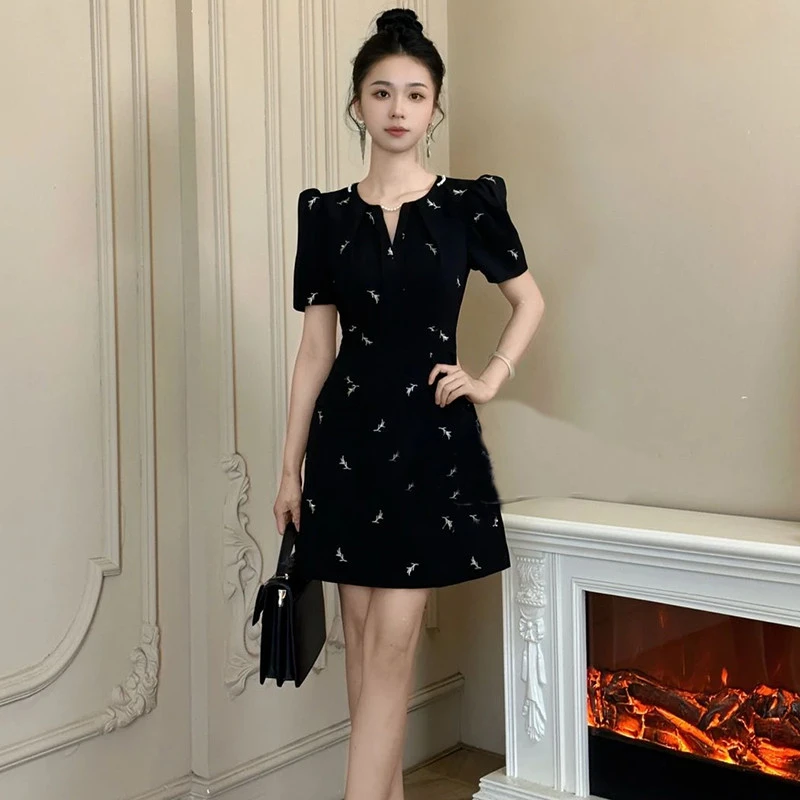 法式高定赫本风刺绣短袖连衣裙女显瘦显高小个子黑色圆领字短裙