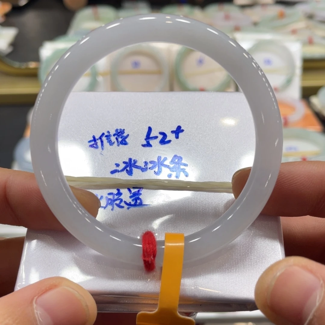 翡翠手镯未镶嵌翡翠手镯