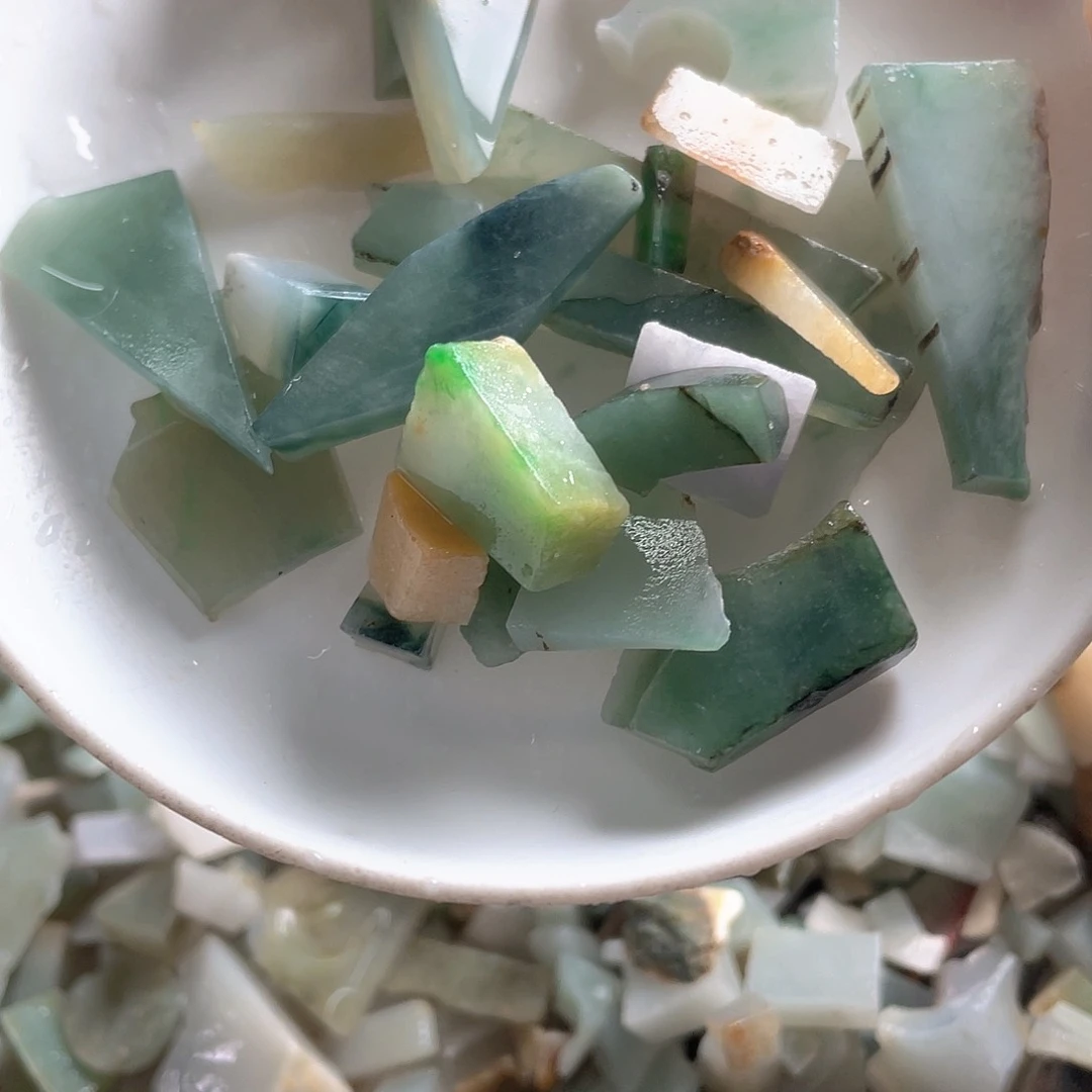 颈饰未镶嵌翡翠。