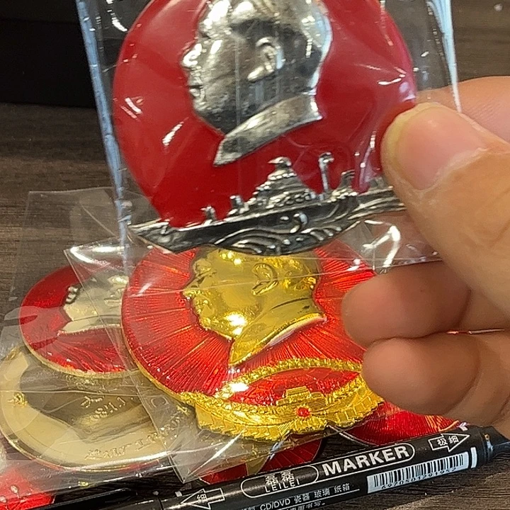 纤***.像章一一一一一一一高贵轻言