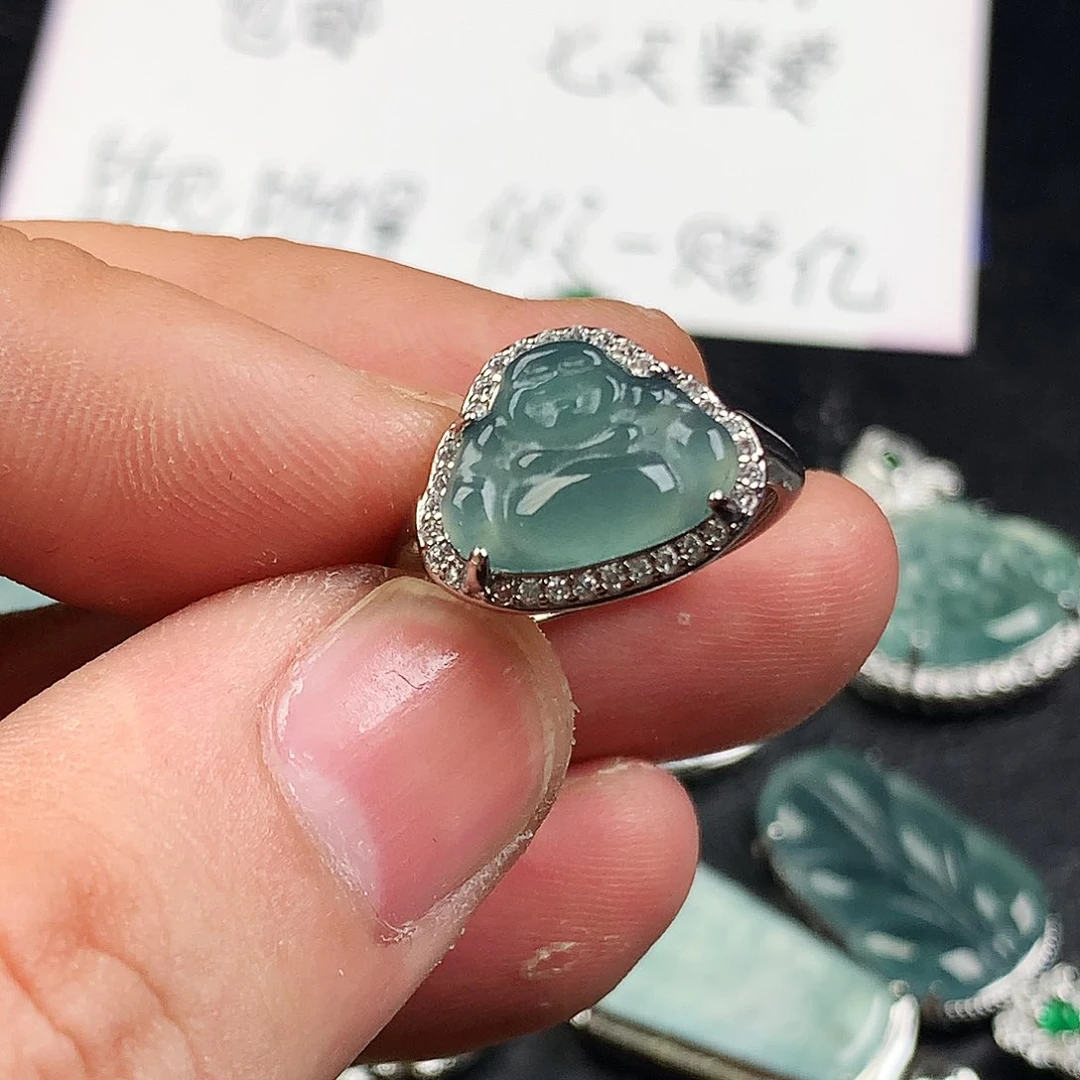 翡翠未镶嵌颈饰佛公戒指