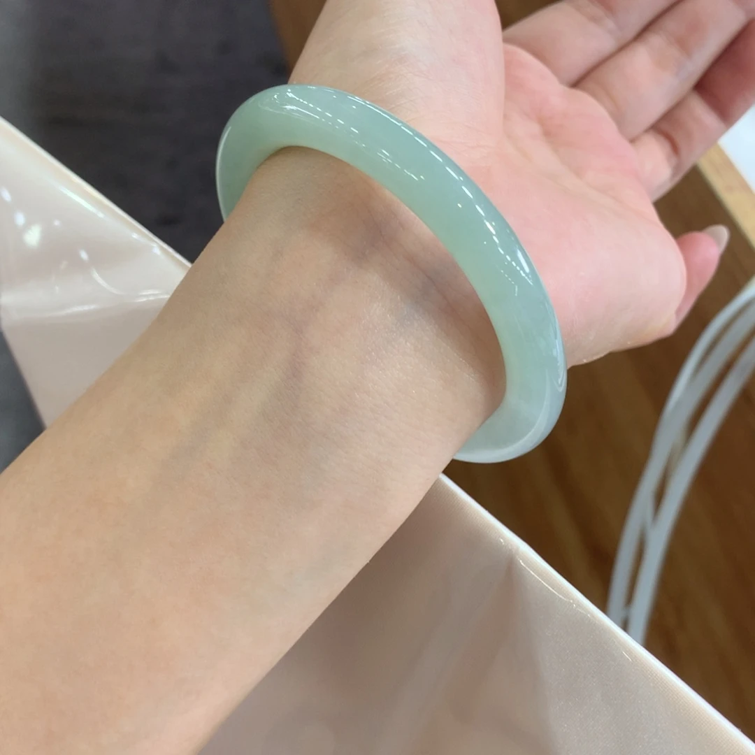 翡翠未镶嵌手镯天然Ａ货翡翠55/56小万战斗机种色兼备