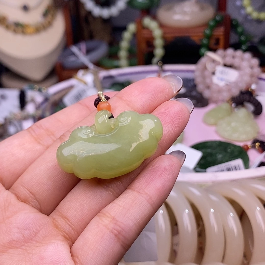 和田玉清货价黄口如意锁吊坠未镶嵌