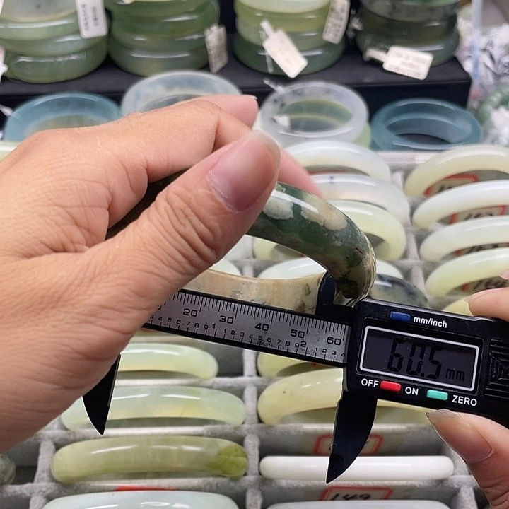 蛇纹石玉未镶嵌手镯129