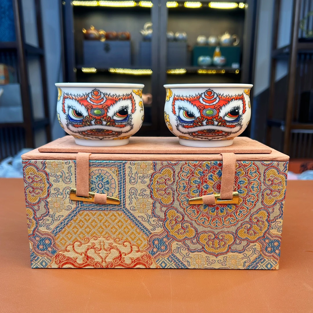 ZH3693-宝相花宋锦对杯礼盒+布袋醒狮事事如意主人杯*2