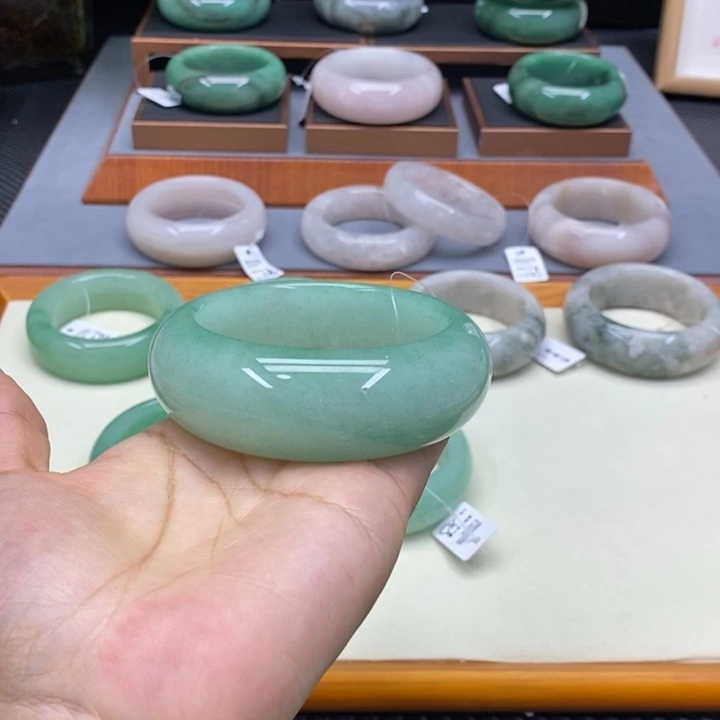 蓝***冰石英质玉未镶嵌手镯