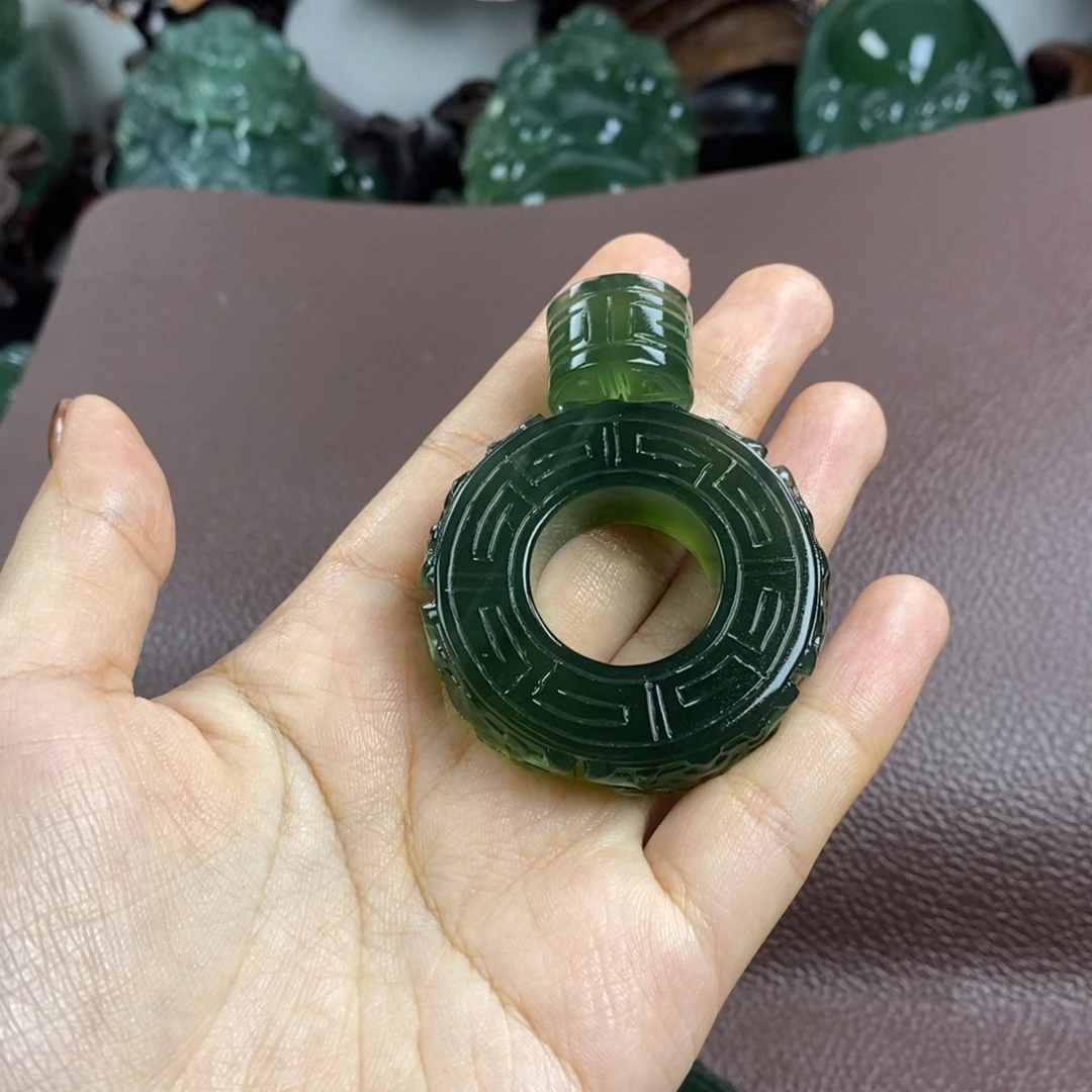 阳***岸岫玉未镶嵌手把件手把件