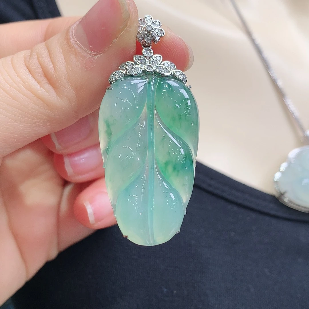 翡翠颈饰18K金镶嵌叶子