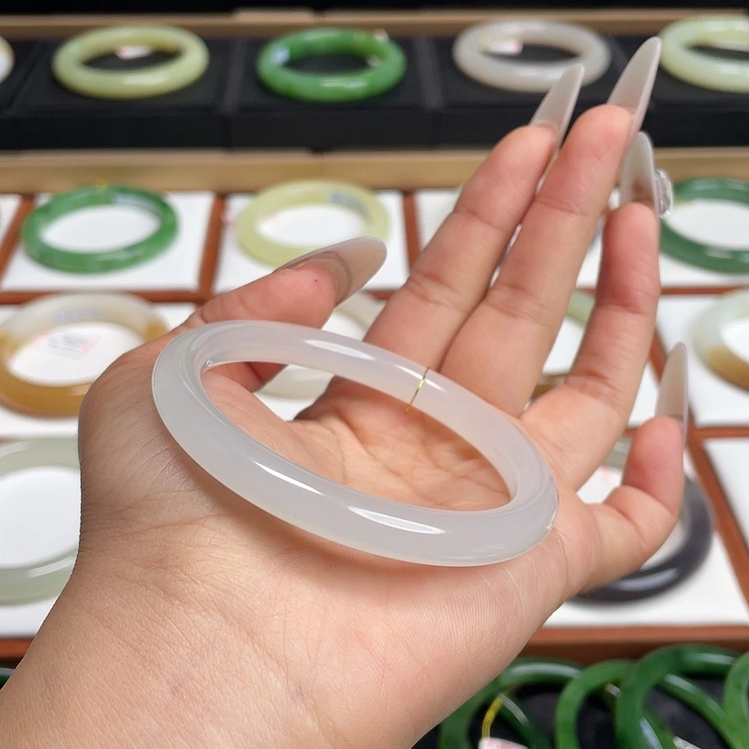 和田玉未镶嵌手镯冰白！55