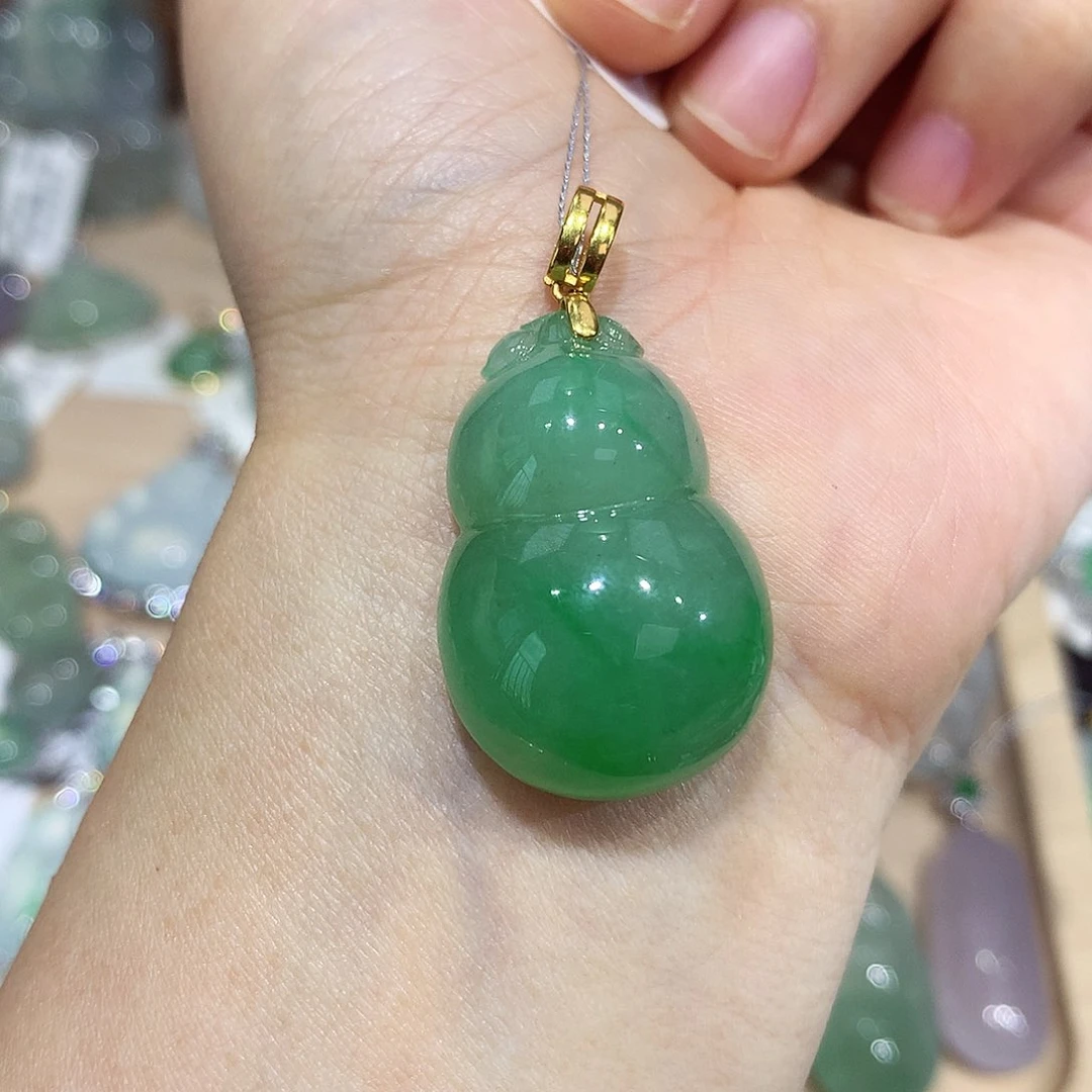 翡翠18K金镶嵌颈饰葫芦