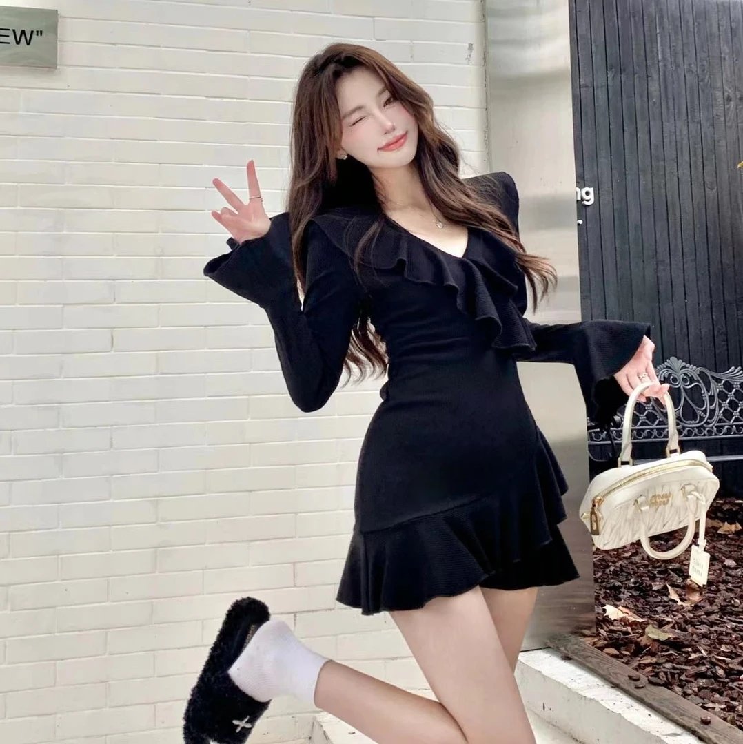 纯欲性感V领针织连衣裙女法式气质甜辣修身打底收腰包臀短裙子秋