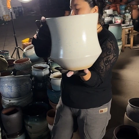 24口25高瑕疵一个盆子。