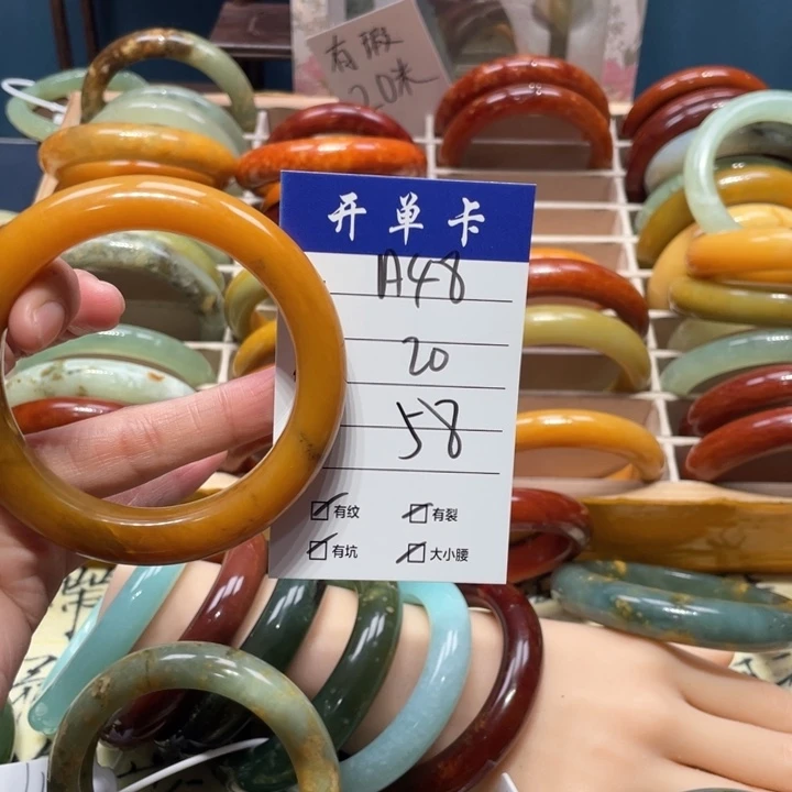 蛇纹石玉手镯未镶嵌马*人