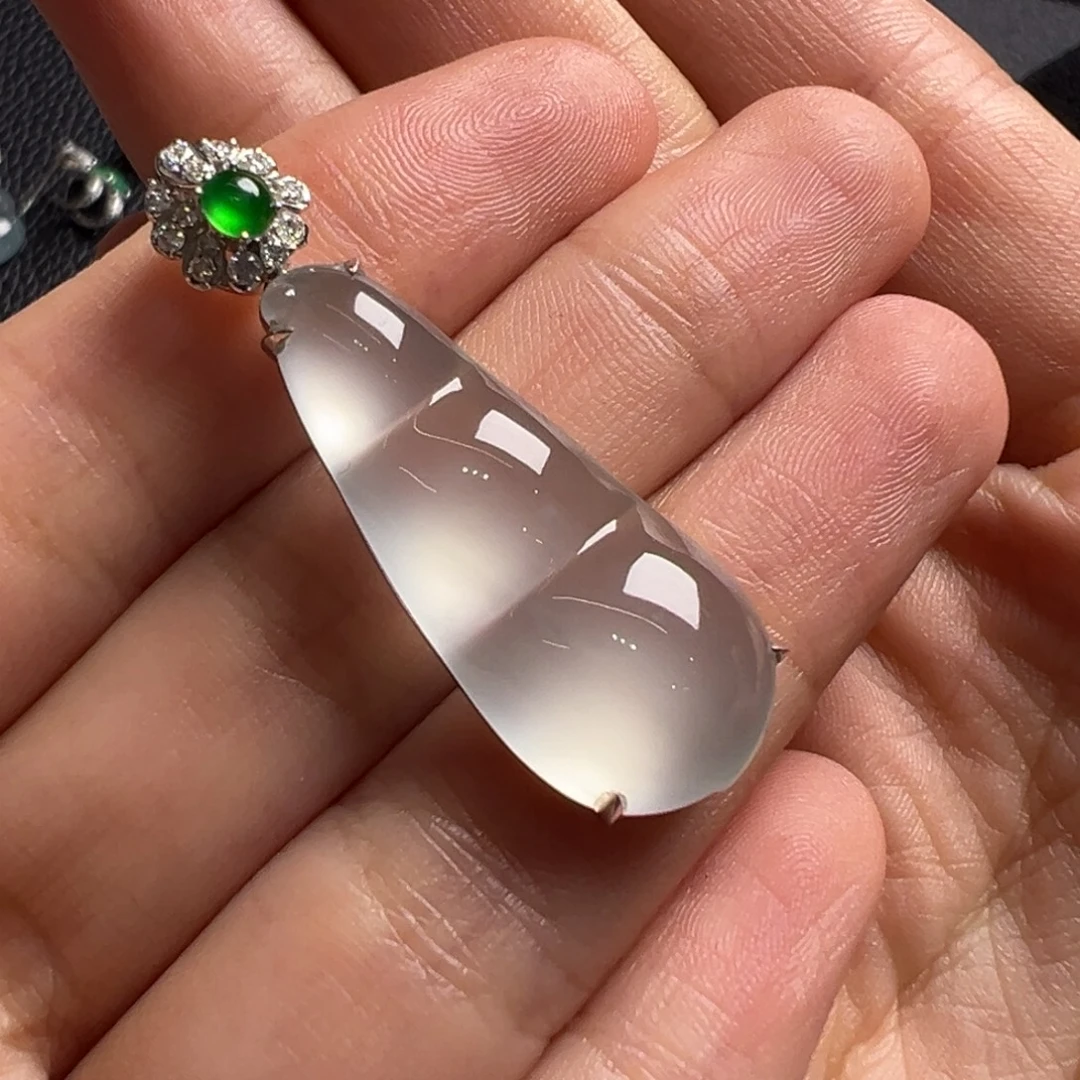 翡翠18K金镶嵌颈饰Y白冰大福豆