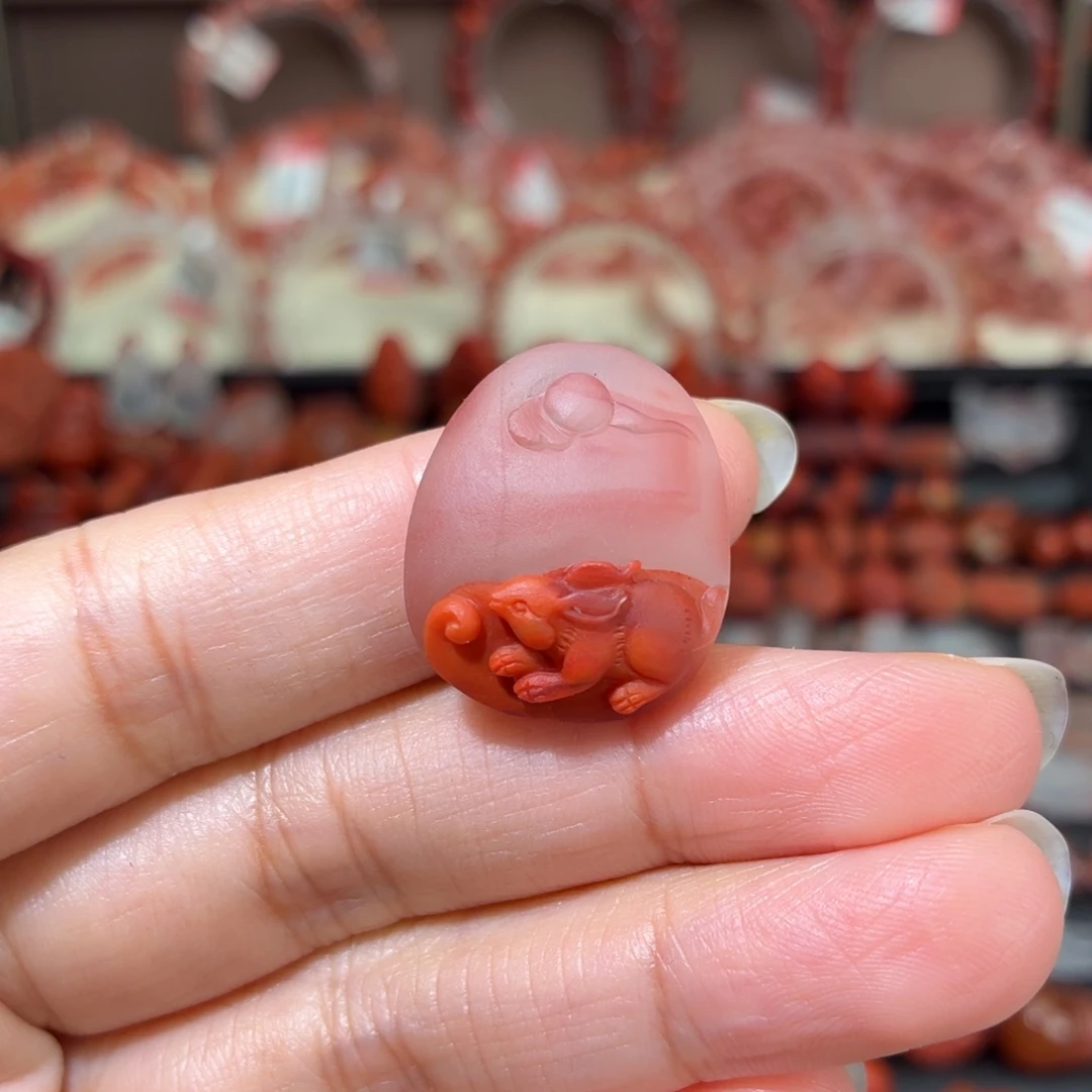 浅***梦南红玛瑙未镶嵌颈饰兔牌