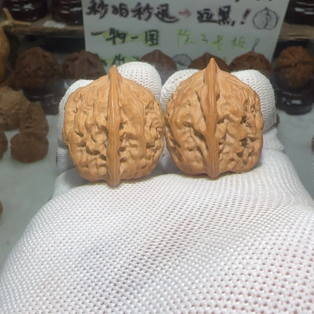 文玩核桃吊坠红玉鸡心